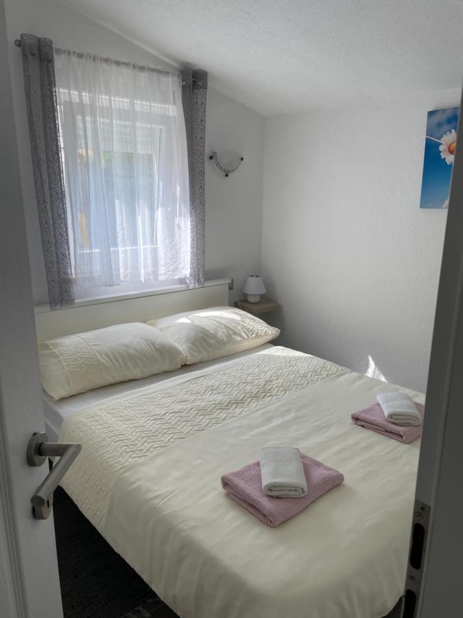Apartment Dora *