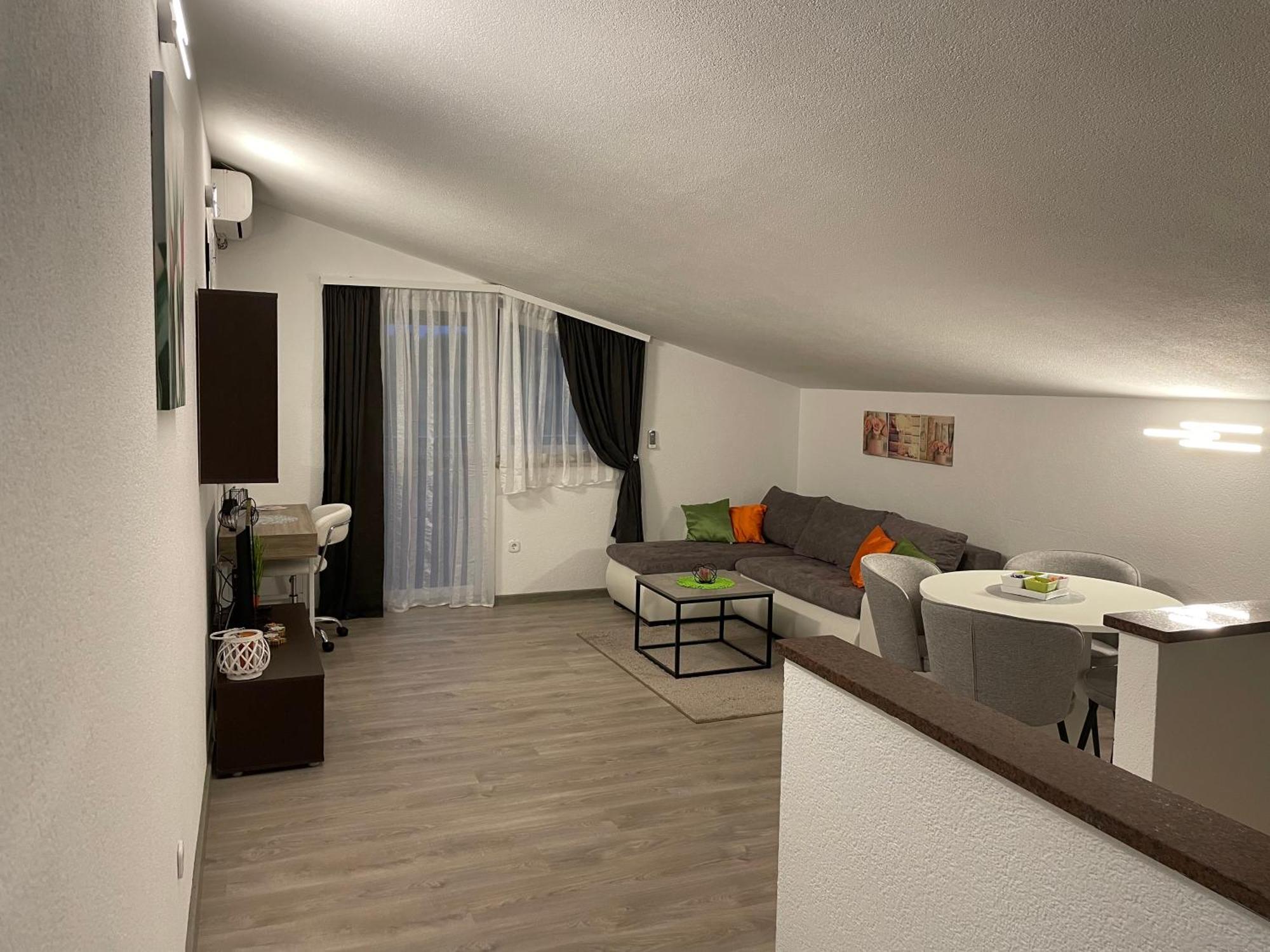 Apartment Dora *